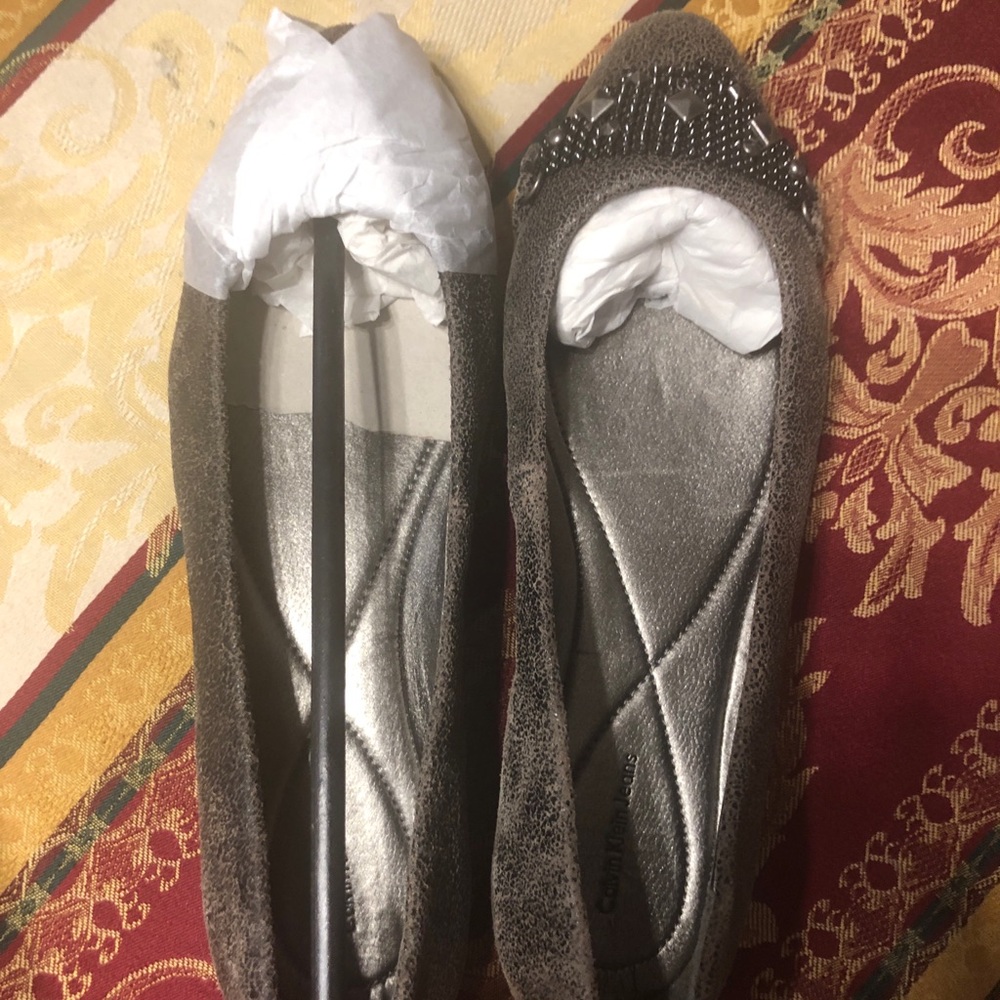 New Regina cracked leather Calvin Klein flats